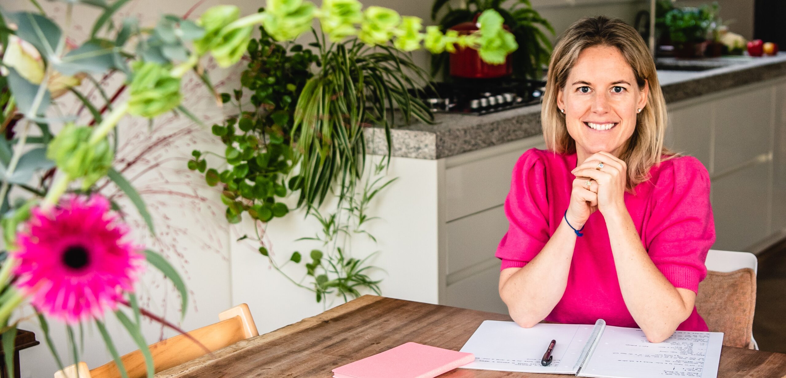 Suzanne Jungst zit aan keukentafel over sugar detox stop suikerverslaving koolhydraten shiatsu voeding leefstijl